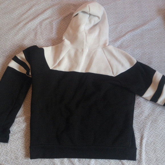 Black and White hoodie - Picture 4 of 5